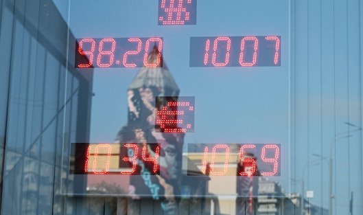 Аналитик объяснил, кто помешает рублю обыграть доллар