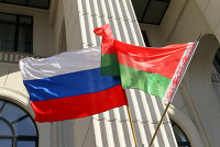 Государственные флаги России и Белоруссии на здании минской филармонии. Государственные флаги России и Белоруссии на здании минской филармонии.