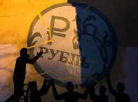 Граффити в поддержку рубля на стене дома № 42 по улице Боровой в Санкт-Петербурге