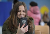 Девушка со смартфоном Девушка со смартфоном