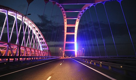 На Крымском мосту перекрыли движение автотранспорта
