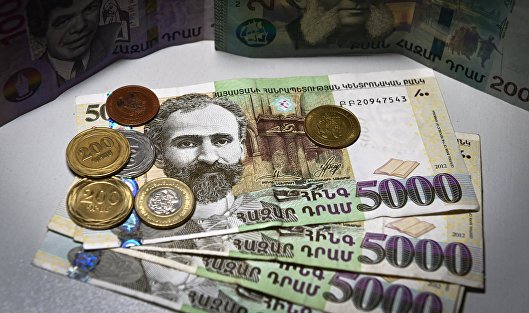 Названа одна «слабая» валюта, которая не рухнула к доллару