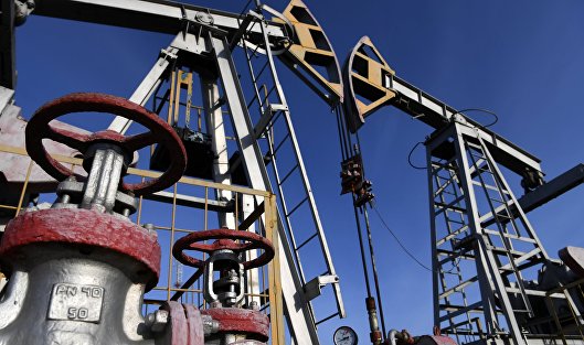 Цены на нефть падают, инвесторы обдумывают прогнозы процентных ставок в США