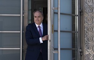 Заместитель министра иностранных дел РФ Анатолий Антонов выходит из здания Совета Федерации РФ. 22 мая 2017 Заместитель министра иностранных дел РФ Анатолий Антонов выходит из здания Совета Федерации РФ. 22 мая 2017