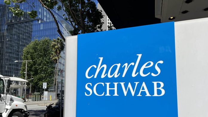 Charles Schwab с активами на $10,1 трлн будет торговать биткоинами