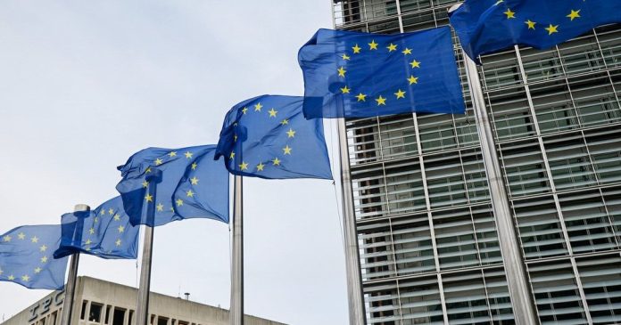 ЕС не знает, как выплатить Киеву сразу два кредита, пишут СМИ