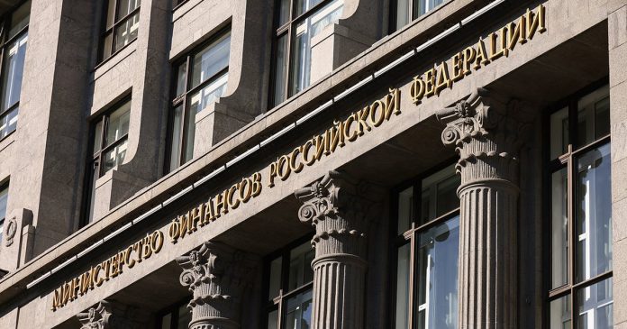 Минфин продаст валюту и золото на 2,7 млрд рублей