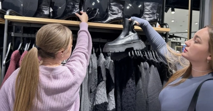 В России продажи электроники и одежды снизились в октябре на 15−17%