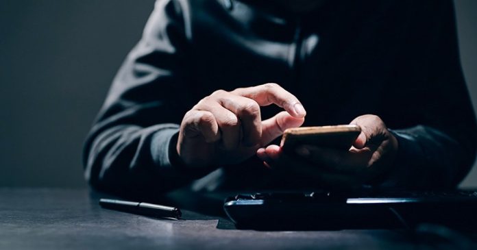 «Жертв погружают в ситуацию безумного страха»: кто и как попадается на уловки телефонных мошенников