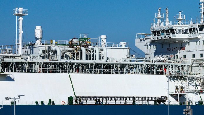 Новак: выход на объем производства СПГ в России в 100 млн тонн в год отложили