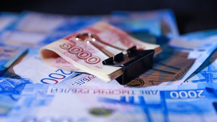 Названы отрасли с зарплатой выше 200 тысяч рублей