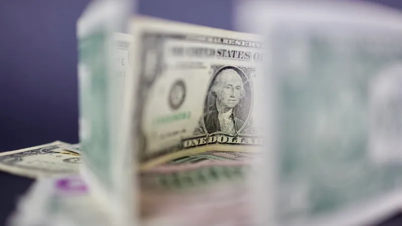 Курс доллара слегка вырос на торгах 1 декабря