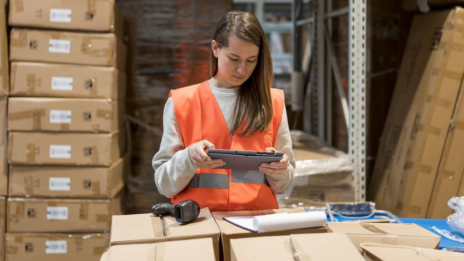 Девушка проверяет продукцию на сертификат соответствия ГОСТ Р Девушка проверяет продукцию на сертификат соответствия ГОСТ Р