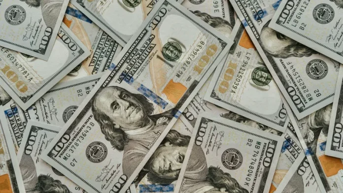 Курс доллара еще немного снизился на торгах 13 января