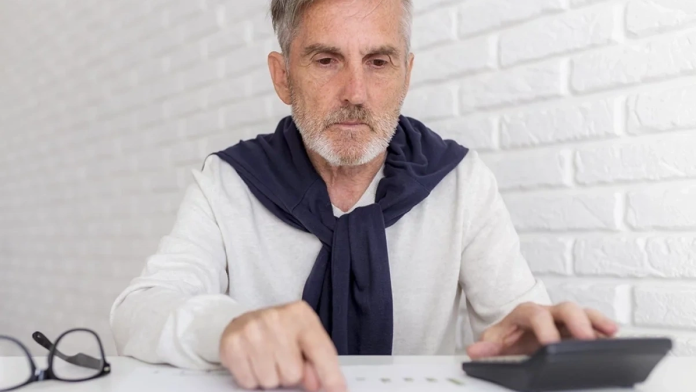 Какие ошибки могут снизить пенсию: перечень ошибок в трудовой книжке, из-за которых размер выплат уменьшат