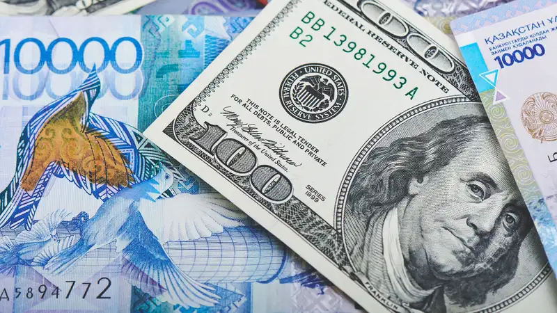 Доллар слегка подешевел на торгах 15 января