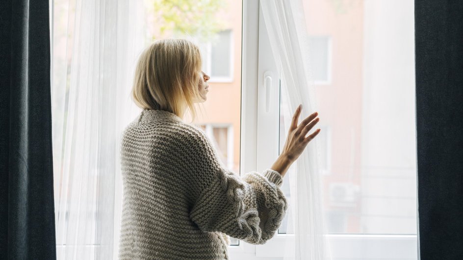 Окно, шторы, занавески, девушка