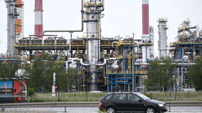 Белоруссия повысила тариф на транзит нефти почти на 10%