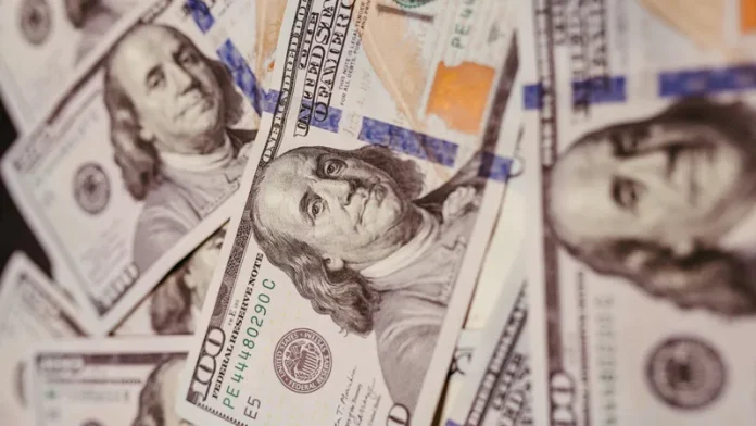 Курс доллара продолжает падать на торгах 10 февраля