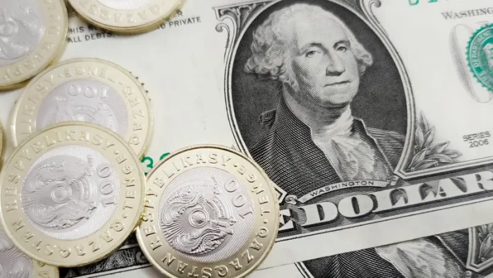 Казахстанцы массово скупают доллары на фоне укрепления тенге – статистика обменных пунктов