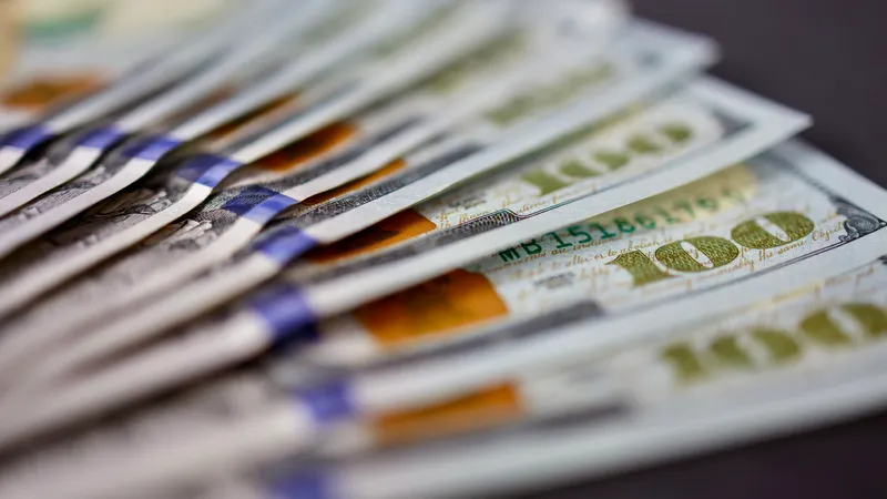 Курс доллара снизился перед выходными