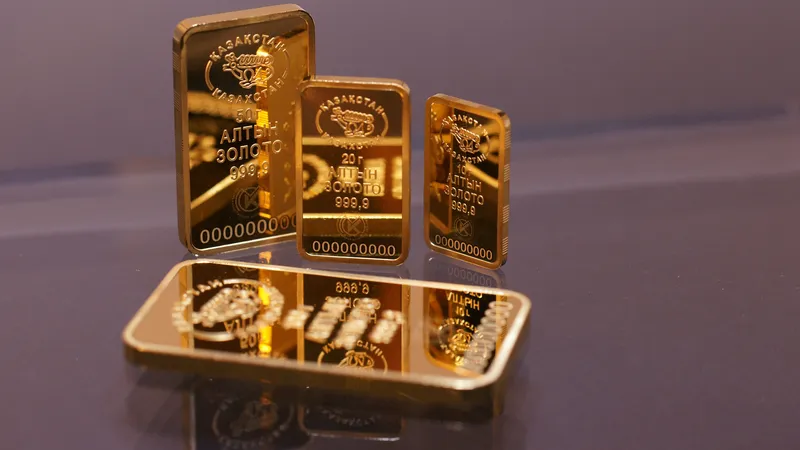 Стоимость золота рекордно изменилась за тройскую унцию