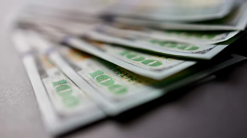 Курс доллара продолжил рост на торгах 16 января