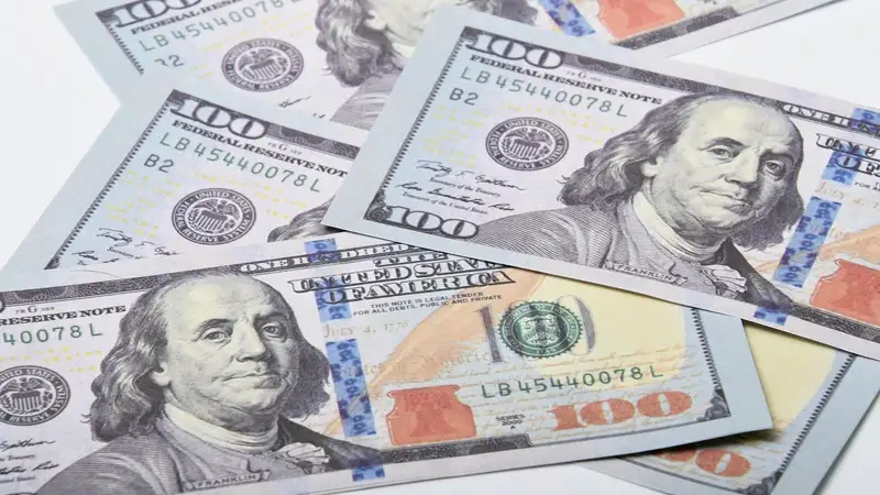 Доллар слегка подешевел на торгах 24 февраля