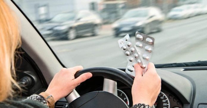 НАС предложил ввести маркировку для несовместимых с вождением препаратов