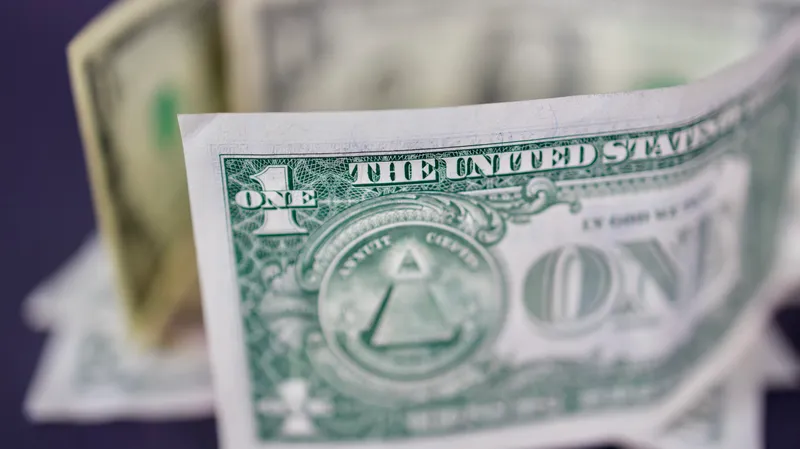 Курс доллара вырос на торгах 12 февраля