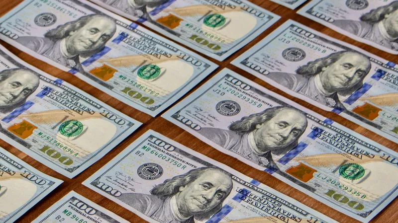 Доллар слегка подешевел на торгах 13 марта