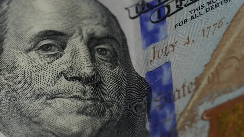 Курс доллара упал на торгах 5 марта