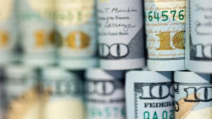 Доллар снова подешевел на торгах 15 апреля