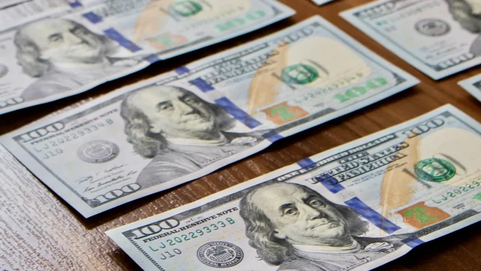 Курс доллара продолжил снижение на торгах 16 апреля
