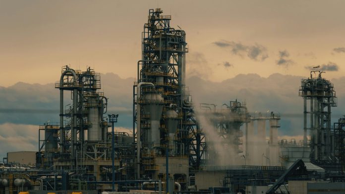 Переработка нефти в России упала до минимума: объемы, причины, данные по НПЗ