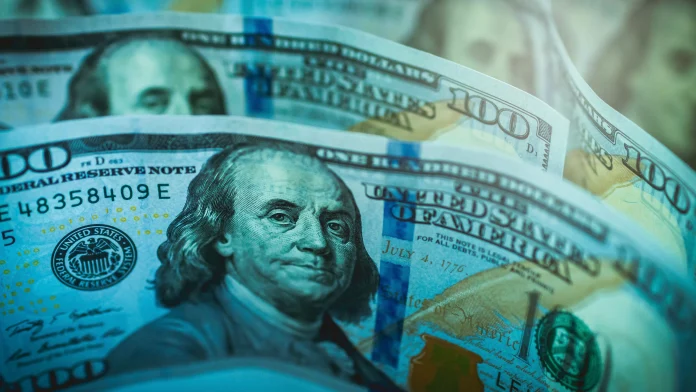 Курс доллара немного вырос на торгах 23 апреля