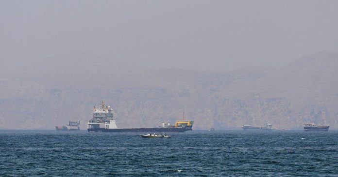 Bloomberg не увидел признаков ослабления блокады Ормузского пролива