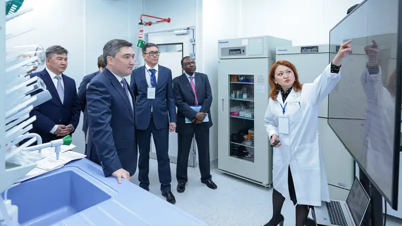 Лечение онкологии, развитие ИИ, изучение генома – Бектенов посетил NU