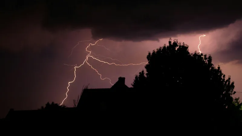 Штормовой день в Казахстане: где ждать грозу, снег и гололед 10 апреля