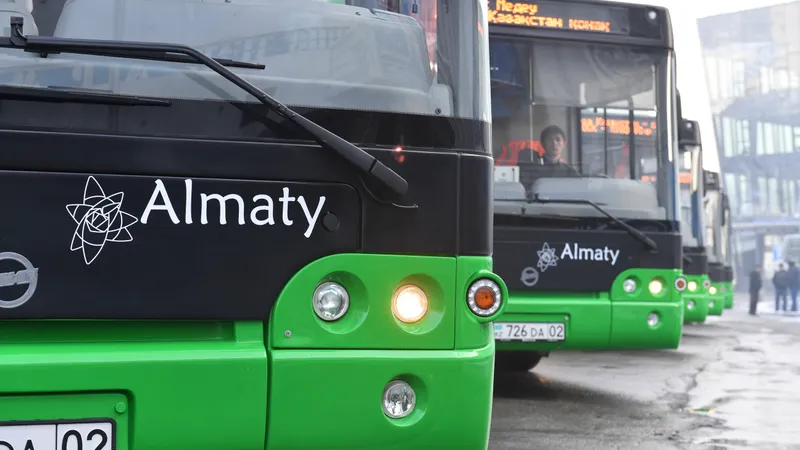 Два популярных автобусных маршрута изменят схему движения в Алматы с 22 апреля