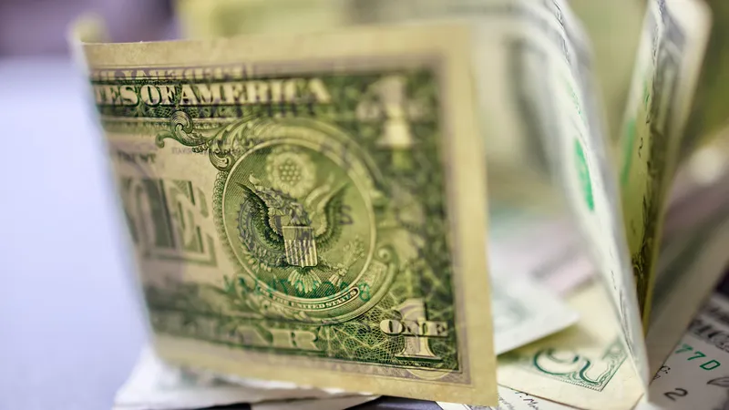 Доллар подешевел на торгах 22 апреля
