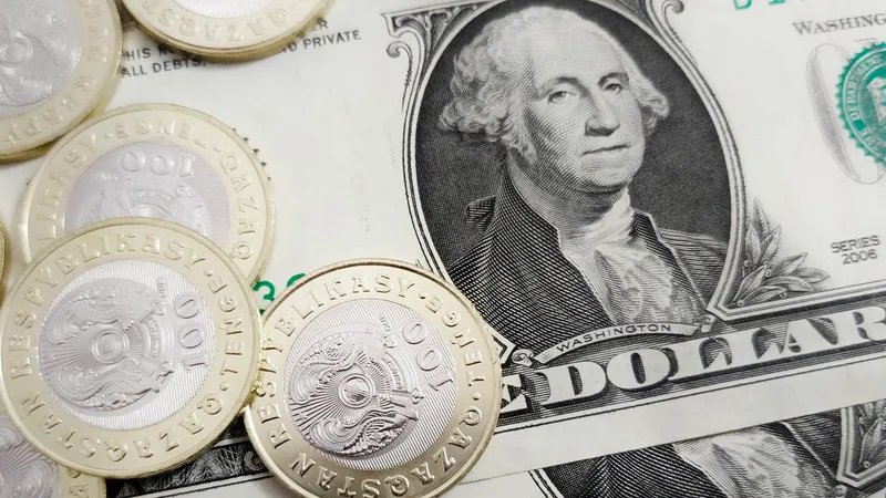 Казахстанцы массово скупают доллары на фоне укрепления тенге – статистика обменных пунктов