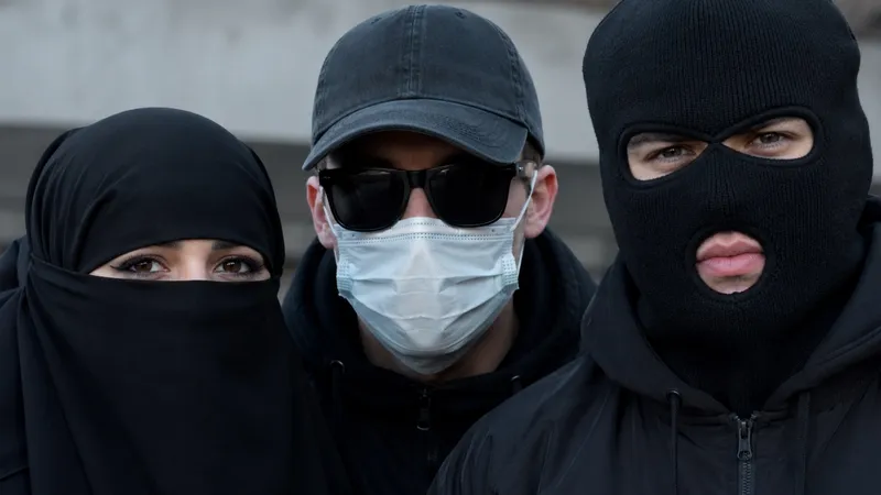 Люди с закрытым лицом 