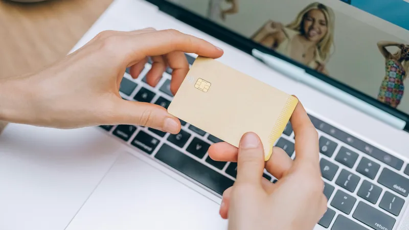 Покупки онлайн, покупки в интернете, покупки через интернет, онлайн-покупки, онлайн покупки, покупки в интернете, маркетплейс, маркетплейсы, банковская карта, платеж по карте, оплата по карте