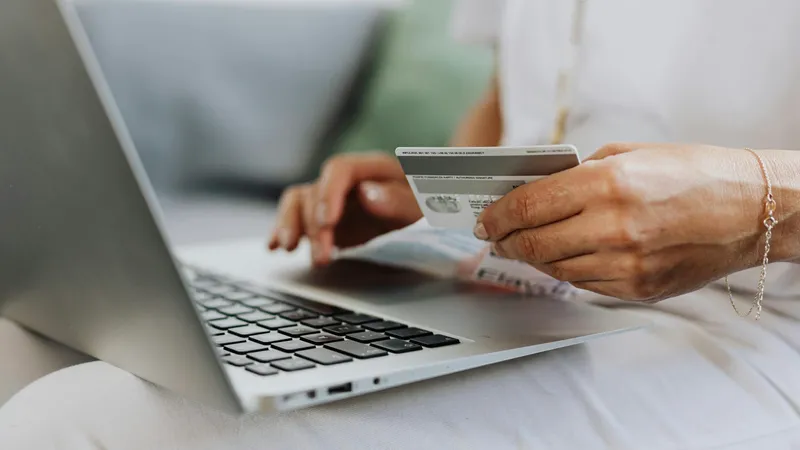 Покупки онлайн, покупки в интернете, покупки через интернет, онлайн-покупки, онлайн покупки, покупки в интернете, маркетплейс, маркетплейсы, банковская карта, платеж по карте, оплата по карте