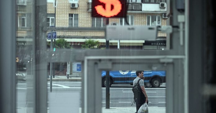 Инвестстратег Бахтин: в июне курс доллара поднимется до 80 рублей