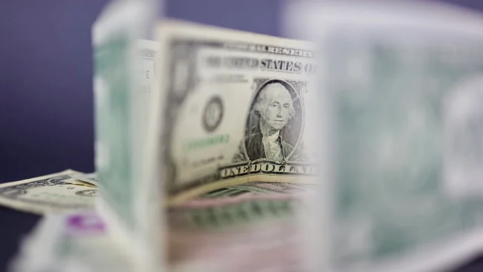 Курс доллара продолжил рост на торгах 13 мая