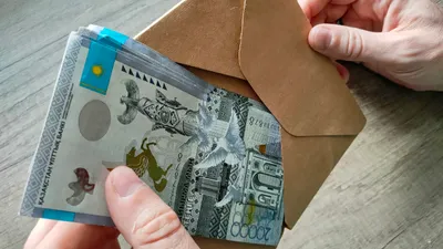 Тенге, деньги, коррупция, взятка, взятки, деньги в конверте, конверт с деньгами, коррумпированность, коррупционер, коррупционные схемы, взяточничество 