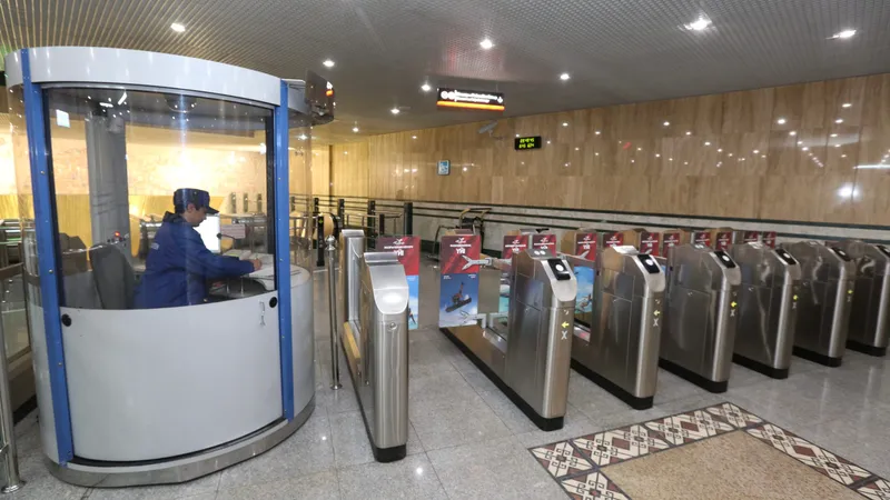 Метрополитен, пассажиры метро, метро, общественный транспорт, вагоны метро, люди в метро, работники метро