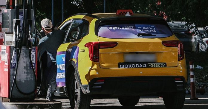 На рынке оценили, как ситуация с топливом повлияла на таксистов